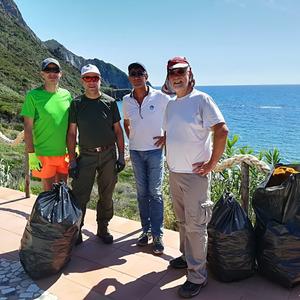 Pulizia della spiaggia a Palmarola